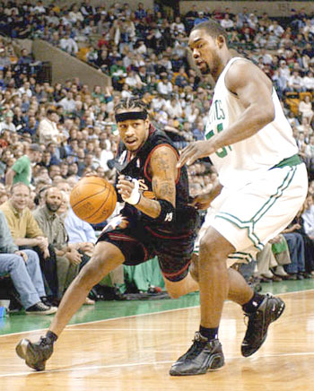 约基奇缺阵掘金大胜快船 文班10分马刺负雄鹿