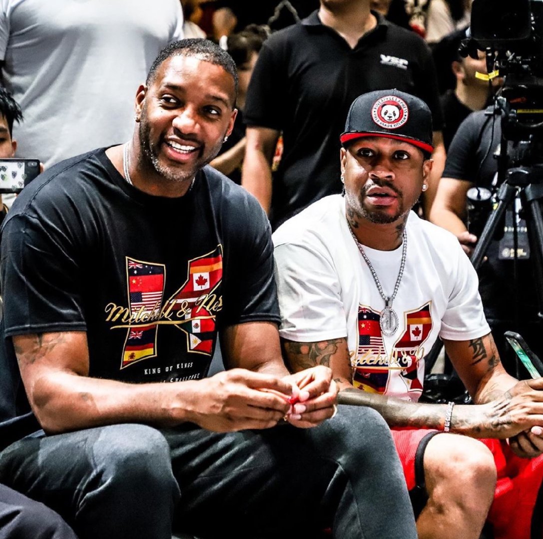 详解棒球规则中的打者干扰判定当打者的挥棒后摆触及捕手身体