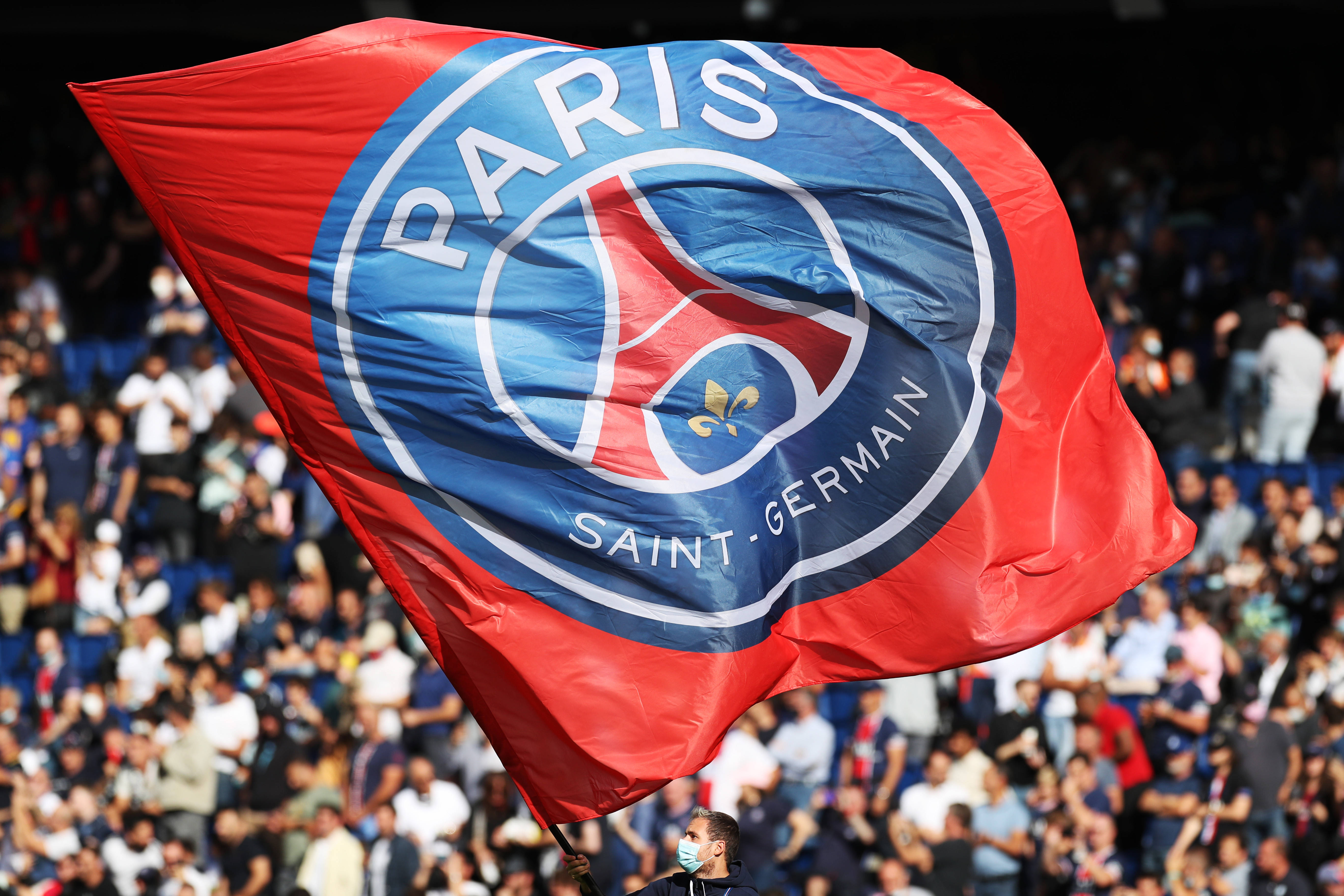 埃基蒂克助攻涉手球争议，主裁观看VAR核查