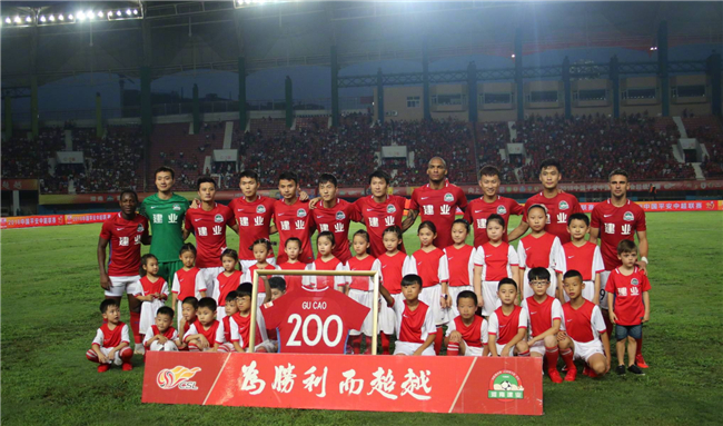 百分💯组合首次连线！看到老詹已经跑到前面，东契奇乐了