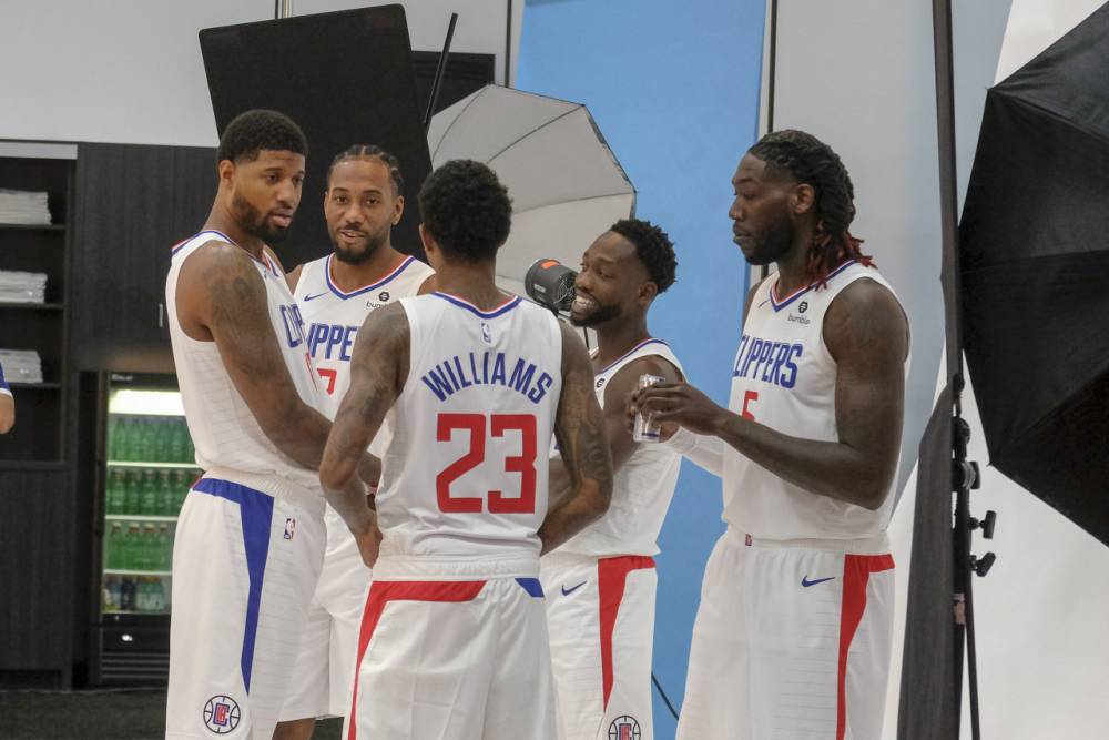 里夫斯成湖人队史第3位单场40+5+10+5三分的球员