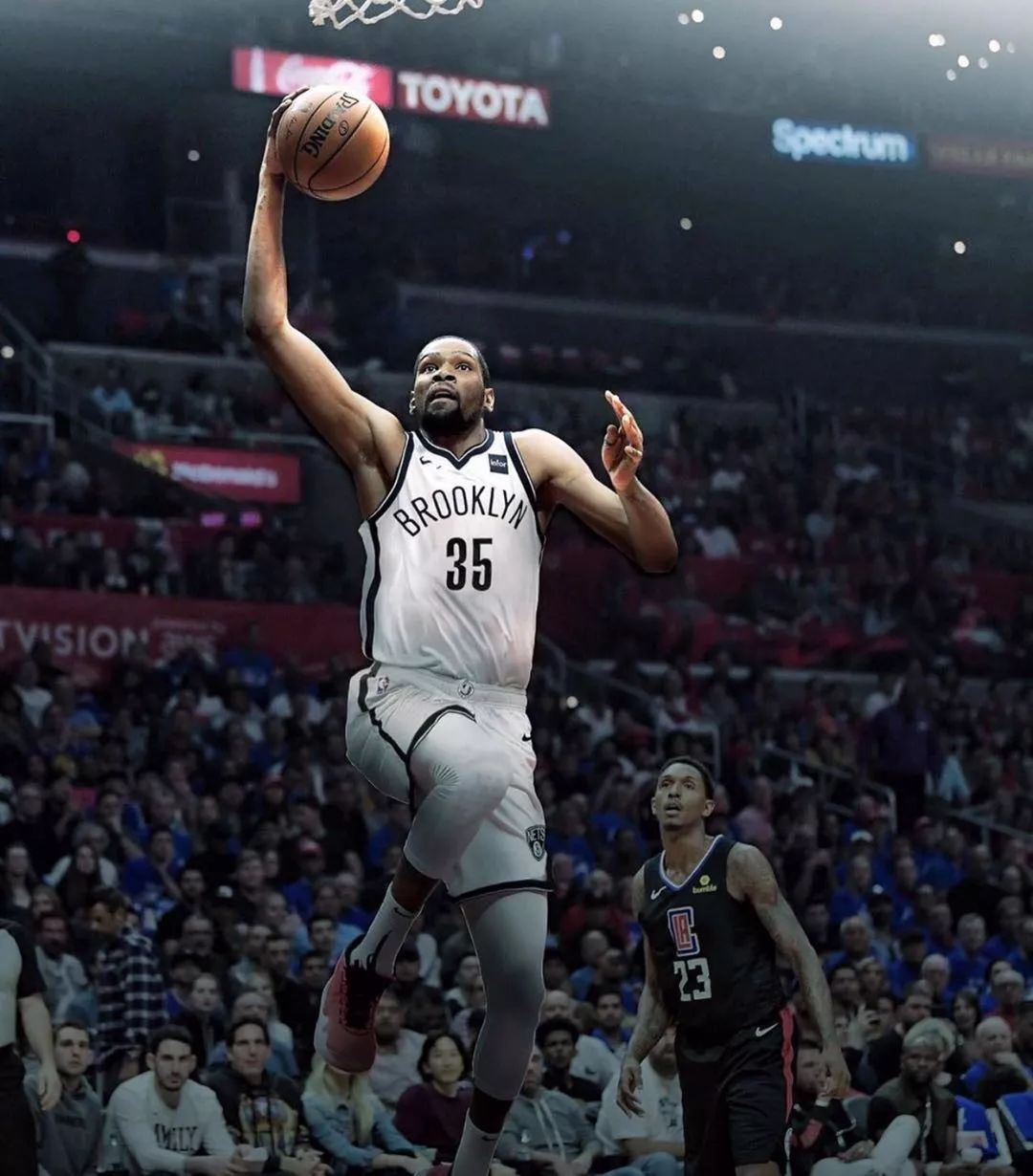 2025成都乒联混团世界杯，中国8-0胜韩，日8-3胜德，张本智和状态不佳，恐难晋级决赛。